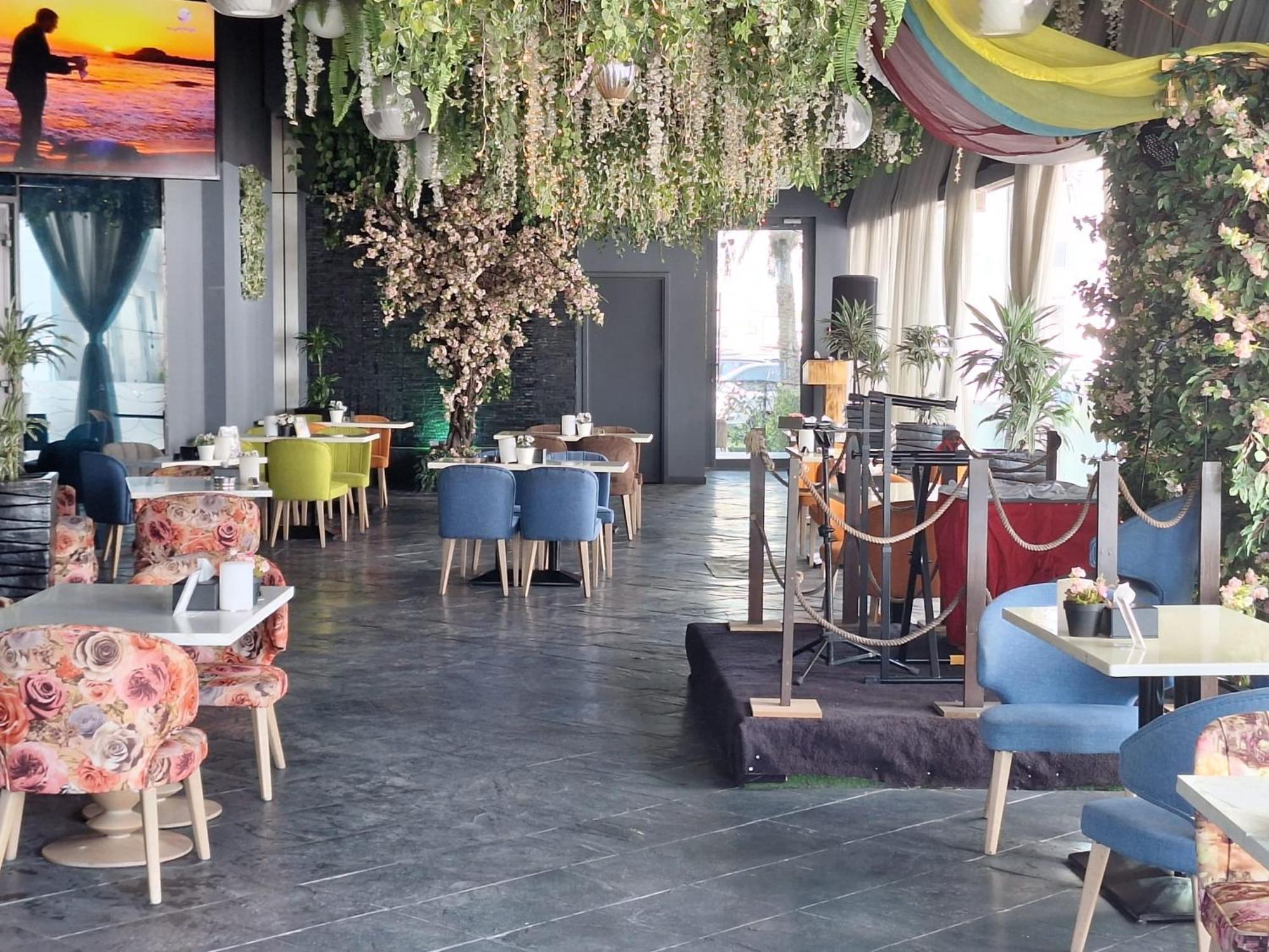 Ramee Grand Hotel And Spa Μανάμα Εξωτερικό φωτογραφία The interior of the restaurant