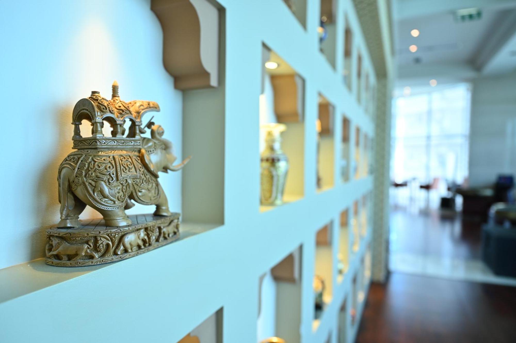 Ramee Grand Hotel And Spa Μανάμα Εξωτερικό φωτογραφία Interior of the hotel