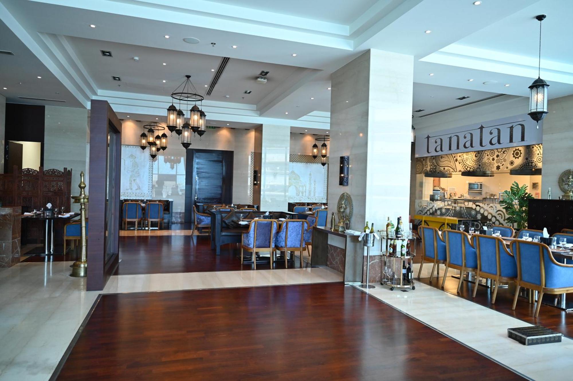 Ramee Grand Hotel And Spa Μανάμα Εξωτερικό φωτογραφία Restaurant