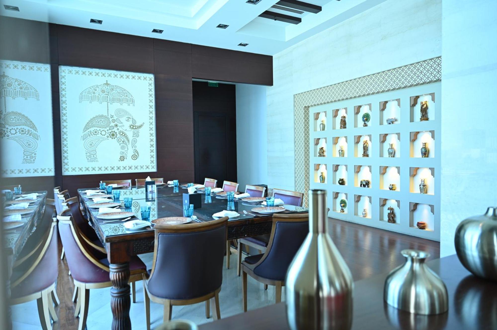 Ramee Grand Hotel And Spa Μανάμα Εξωτερικό φωτογραφία The interior of the restaurant