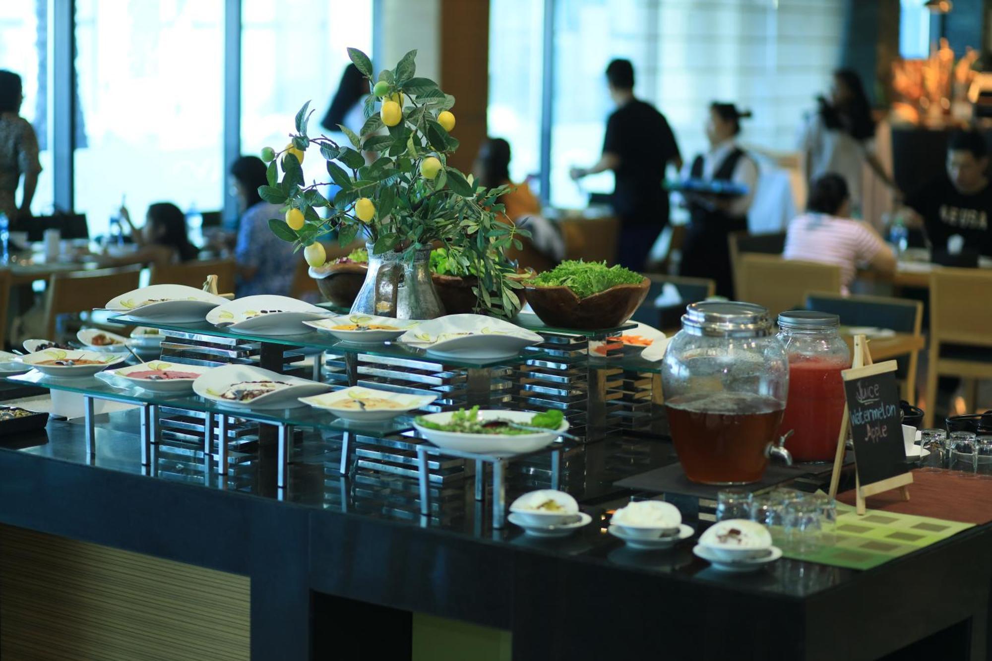 Ramee Grand Hotel And Spa Μανάμα Εξωτερικό φωτογραφία A buffet at a hotel
