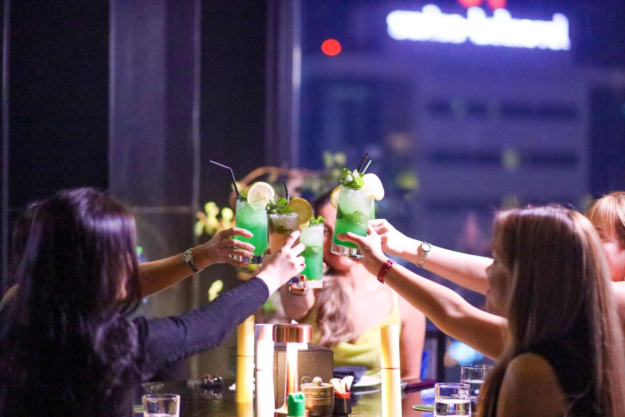 Ramee Grand Hotel And Spa Μανάμα Εξωτερικό φωτογραφία A group of friends toasting with cocktails