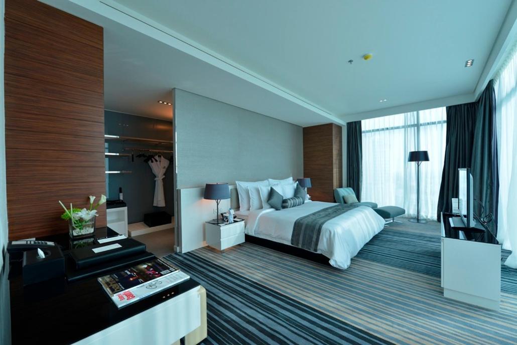 Ramee Grand Hotel And Spa Μανάμα Εξωτερικό φωτογραφία A bedroom at the hotel