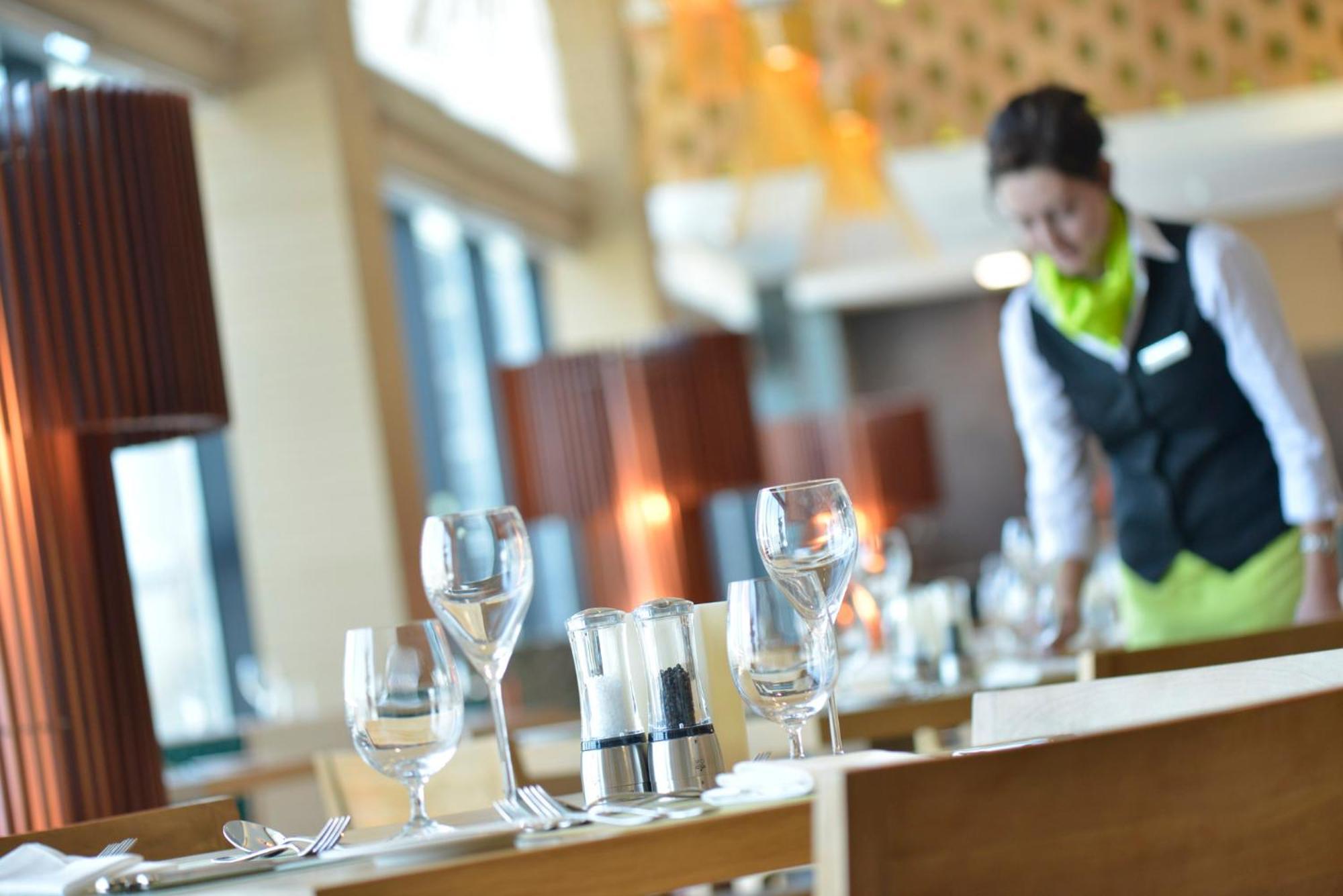 Ramee Grand Hotel And Spa Μανάμα Εξωτερικό φωτογραφία A restaurant in the airport