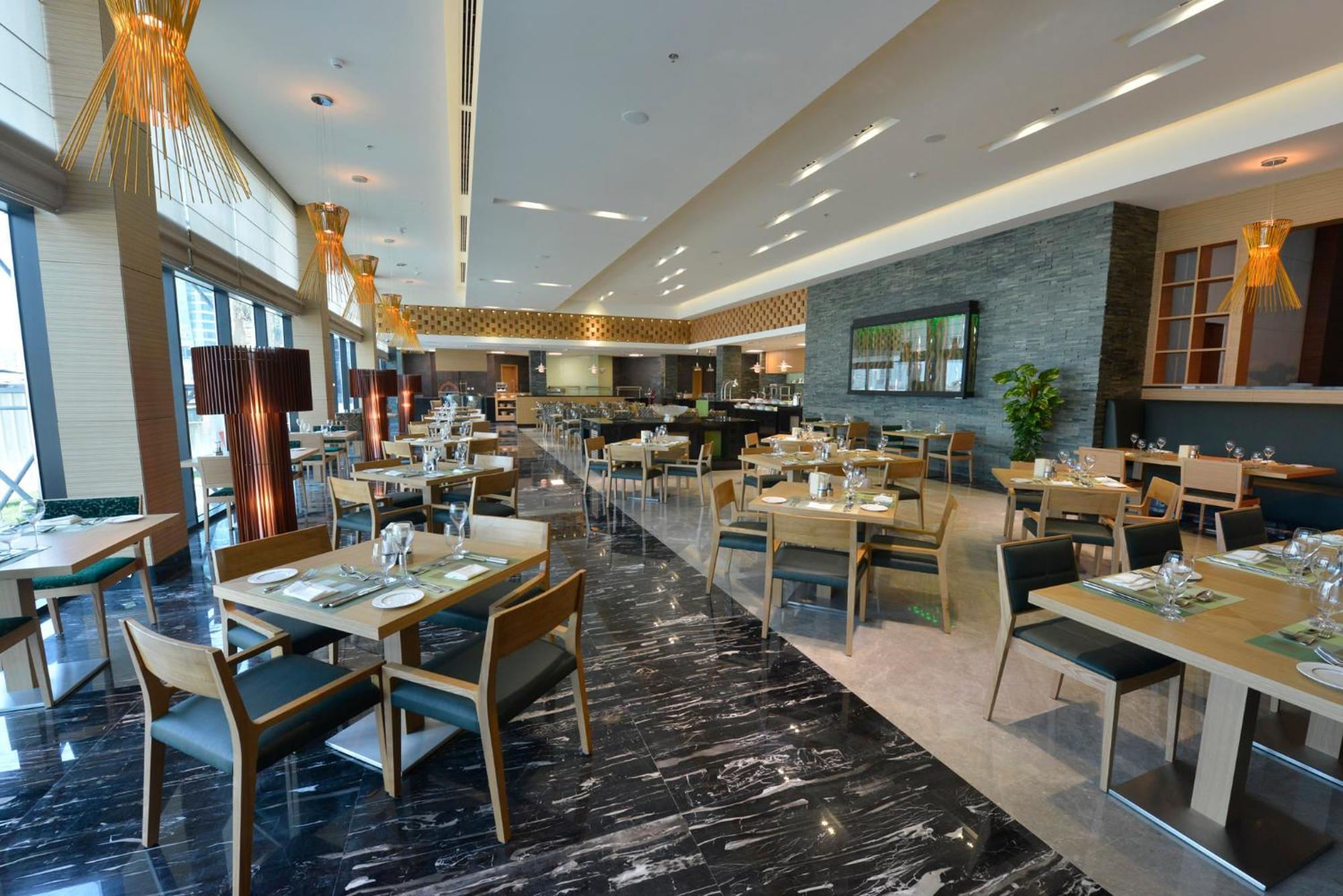 Ramee Grand Hotel And Spa Μανάμα Εξωτερικό φωτογραφία The restaurant
