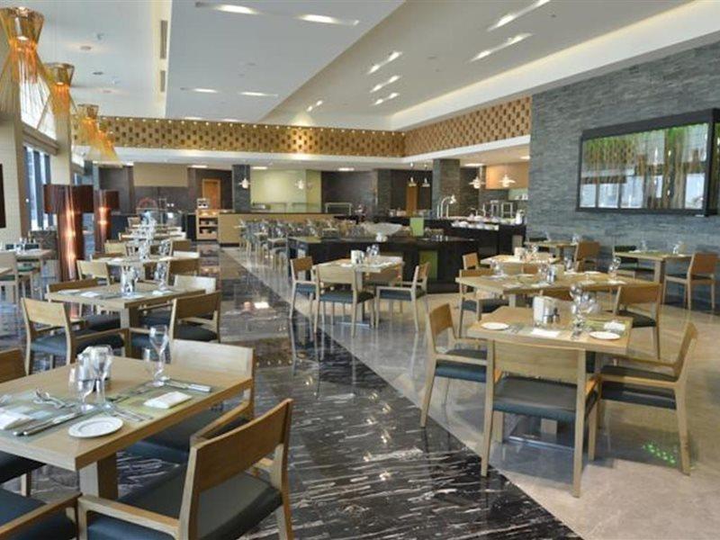 Ramee Grand Hotel And Spa Μανάμα Εξωτερικό φωτογραφία The restaurant