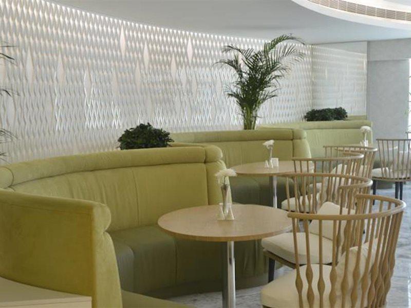 Ramee Grand Hotel And Spa Μανάμα Εξωτερικό φωτογραφία The interior of the lounge