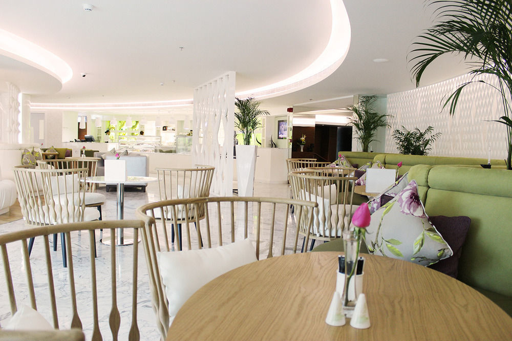 Ramee Grand Hotel And Spa Μανάμα Εξωτερικό φωτογραφία The interior of the lounge